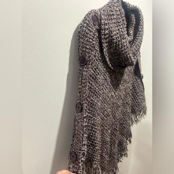 INC one size burgundy poncho turtle neck styled, button shoulder accents, fringe - Picture 3 of 7